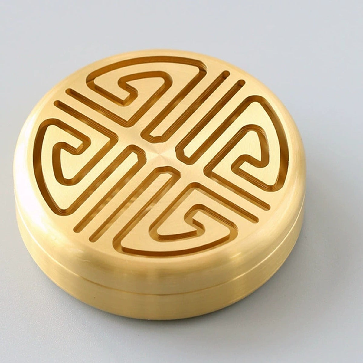 Qinvera guide visual for geometric incense seal process with a neutral article illustration or explanatory diagram.